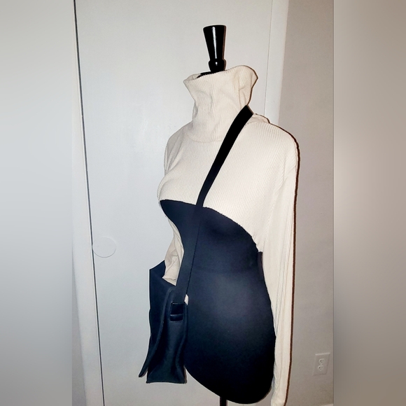 Ralph Lauren messenger crossbody bag black with gold crest - Picture 7 of 15